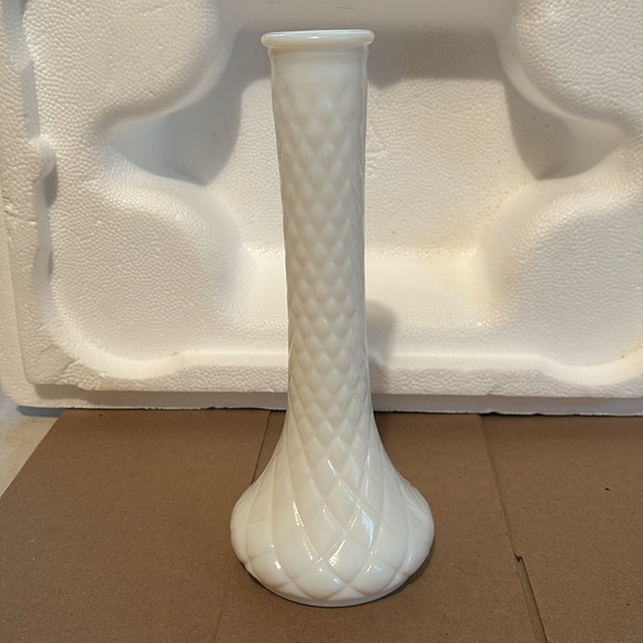 Hoosier Milk Glass #4092 Quilted Diamond Pattern Vintage Flower Bud Vase - Picture 7 of 9